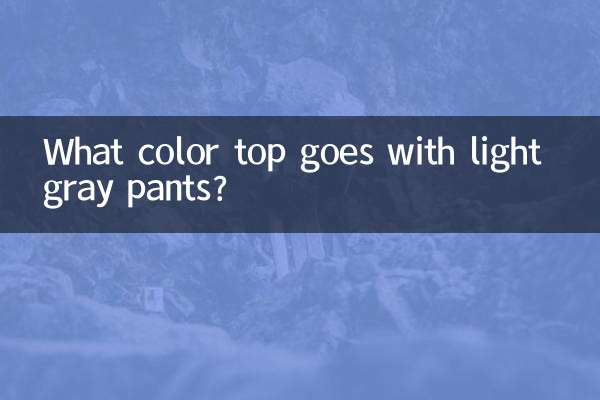 Quelle couleur de haut va avec un pantalon gris clair ?