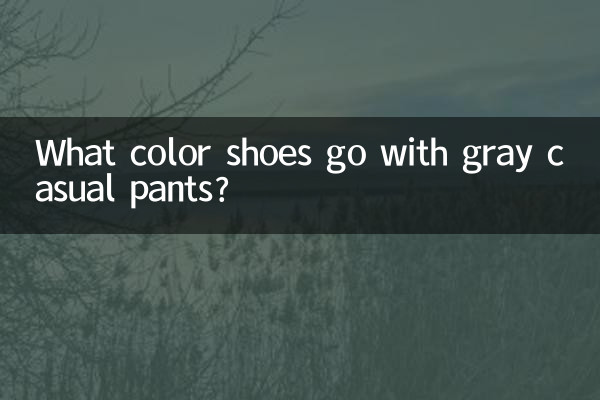 Di che colore sono le scarpe da abbinare ai pantaloni casual grigi?