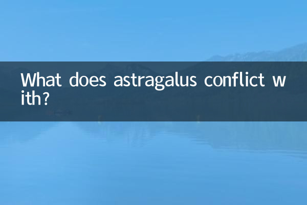 Com o que o astrágalo entra em conflito?