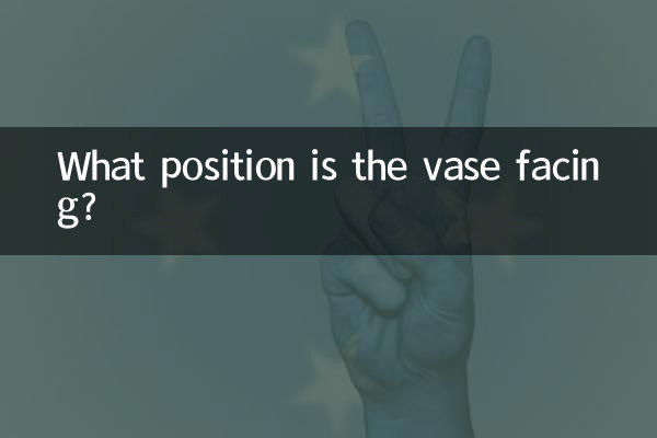 Para qual posição o vaso está voltado?