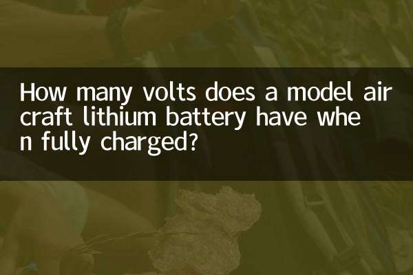 Quantos volts uma bateria de lítio de aeromodelo tem quando totalmente carregada?