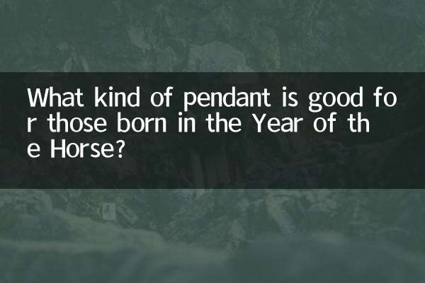 What kind of pendant is good for those born in the Year of the Horse?