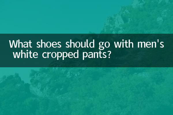 Que sapatos devem combinar com calças curtas brancas masculinas?