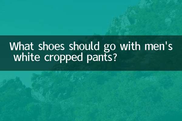 Que sapatos devem combinar com calças curtas brancas masculinas?