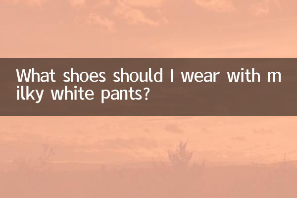 Que sapatos devo usar com calças brancas leitosas?