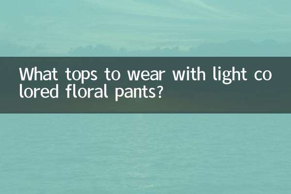 ¿Qué tops llevar con pantalones de flores de colores claros?