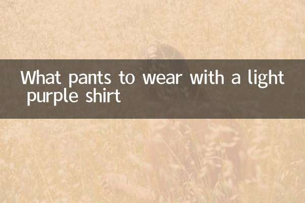 Que pantalones llevar con una camisa violeta claro.