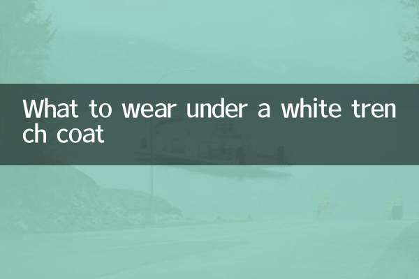 Qué llevar debajo de una gabardina blanca