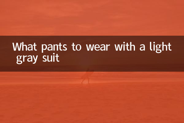 Quali pantaloni indossare con un abito grigio chiaro