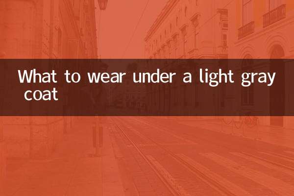 Qué llevar debajo de un abrigo gris claro.