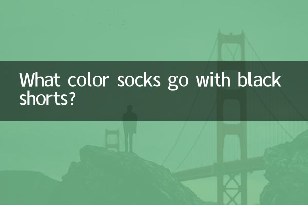 Quelle couleur de chaussettes va avec un short noir ?