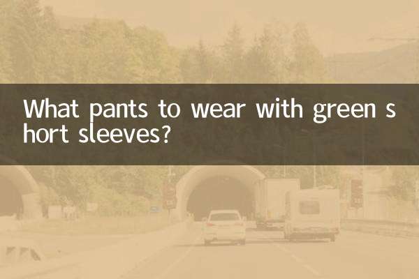 Quel pantalon porter avec des manches courtes vertes ?