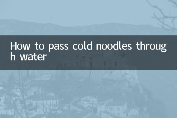 Wie man kalte Nudeln durch Wasser gibt