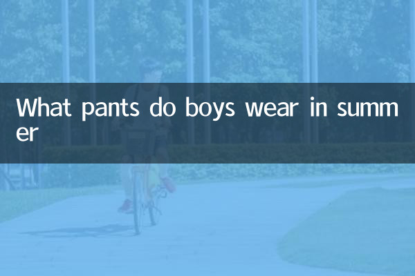 Quels pantalons portent les garçons en été ?