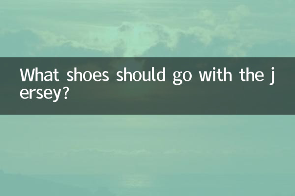 ¿Qué zapatos deben combinar con la camiseta?